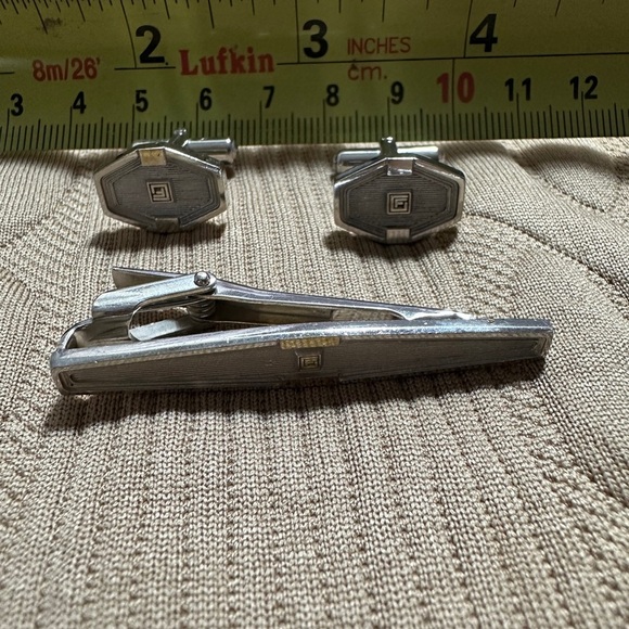 Elegant Silver Cufflinks and Tie Clip Set - Picture 8 of 11